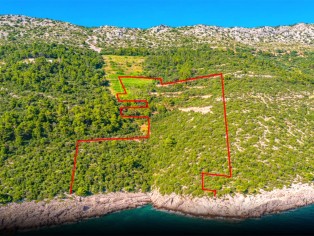 Large plot of land for construction of 21 houses first row to the sea